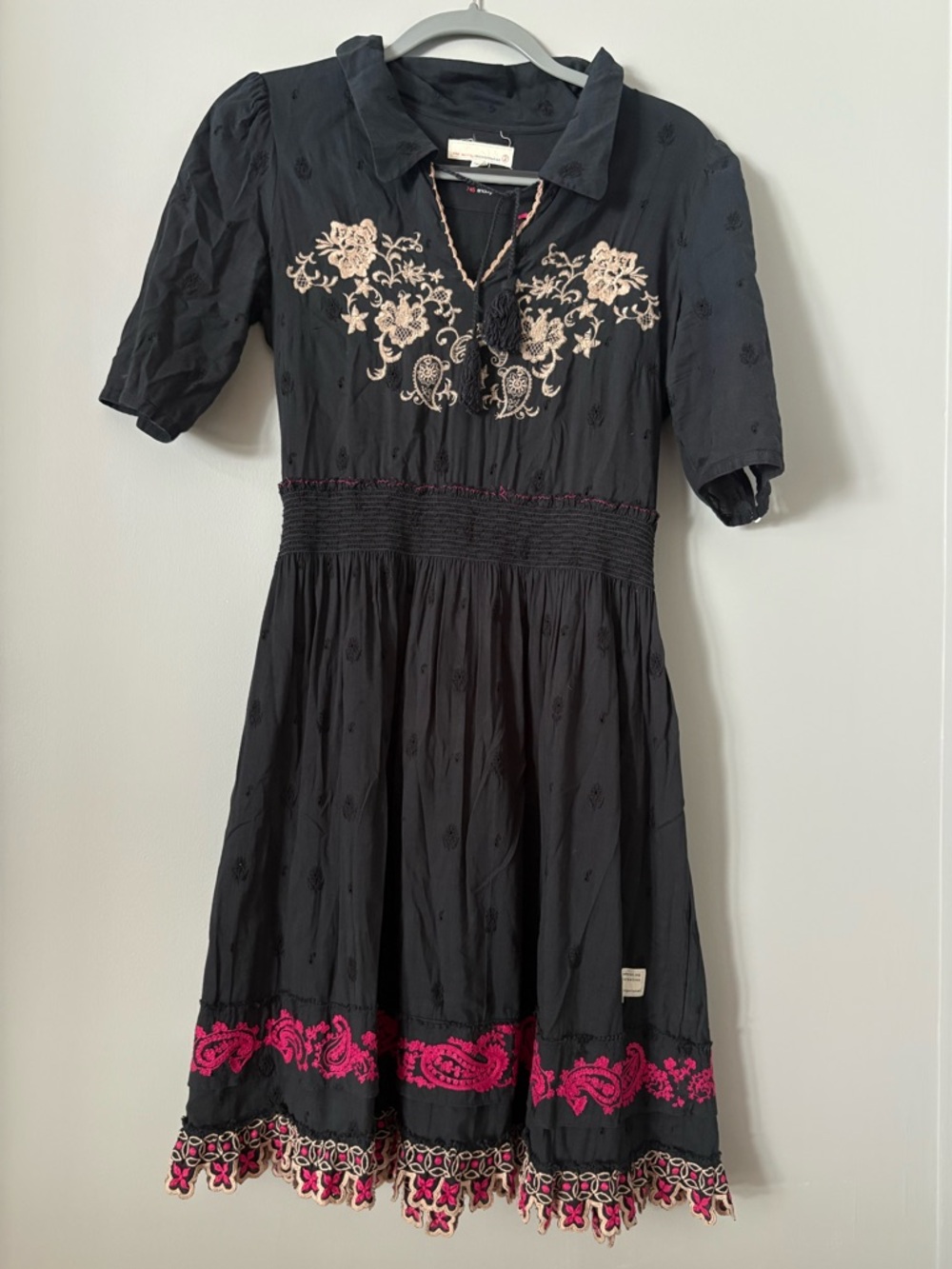 Black light cotton Short-Sleeves with lavish embroidery; Scandinavian inspired